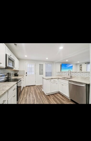 Building Photo - 1605 Airport Ln