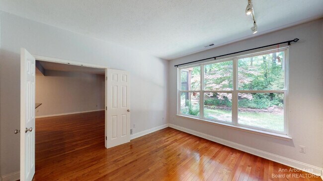 Building Photo - 1408 Fox Pointe Cir