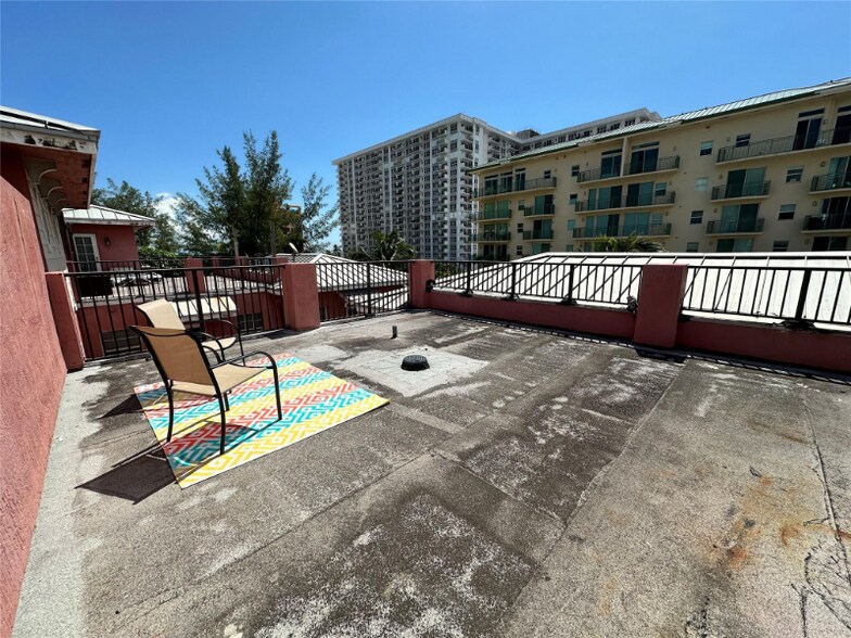 Building Photo - 3213 NE 5th St