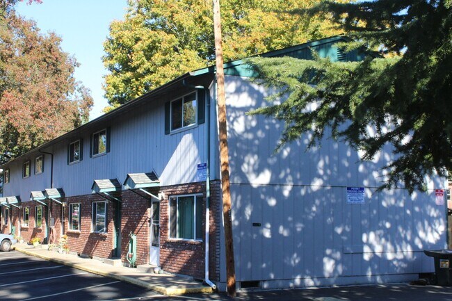 Greenbrier Townhouse - Milwaukie Oregon - Greenbrier Apartments