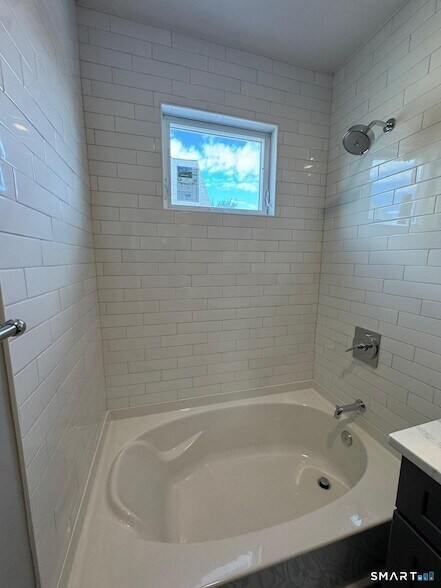 Building Photo - 162 Fox St