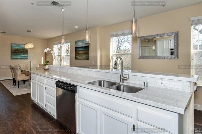 Building Photo - Elegant-Ideally located-Windsor Green End ...