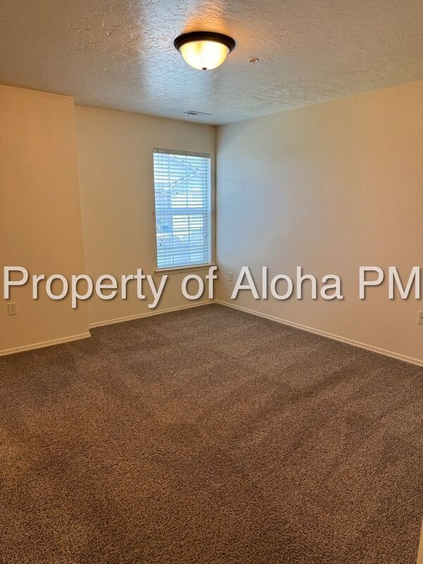 Building Photo - 1049 W Pine Ave