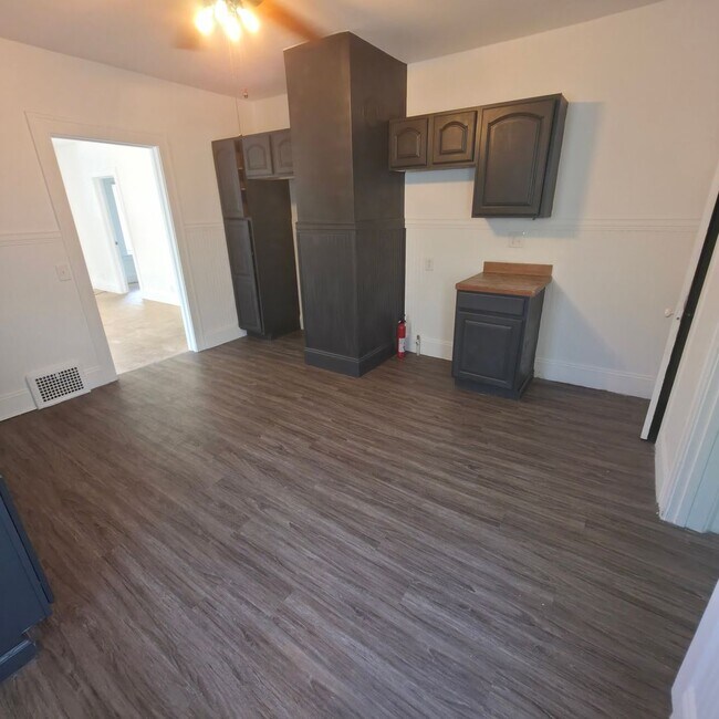 Building Photo - Single Family Home 4  beds 1 bath COMING S...