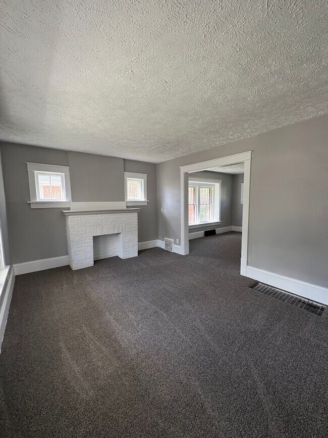 Building Photo - Four bedroom one bathroom home for rent