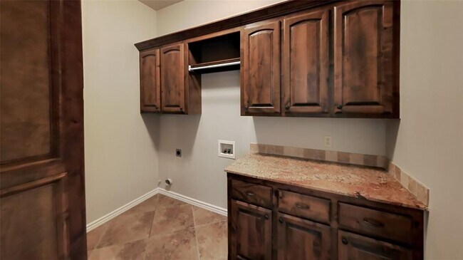 Building Photo - 616 Sally Ct