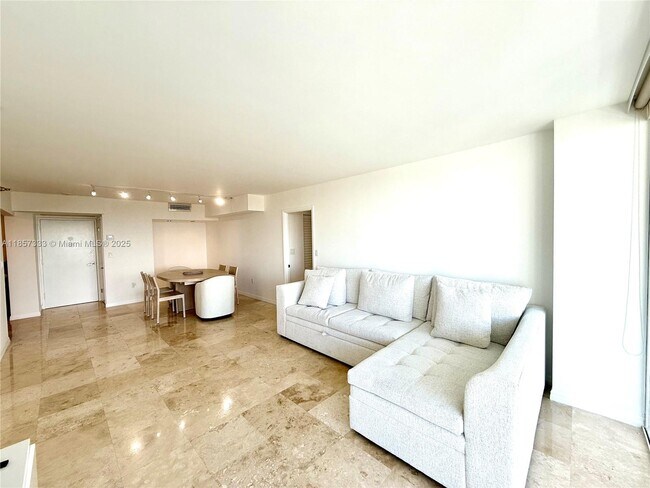 Building Photo - 20505 E Country Club Dr