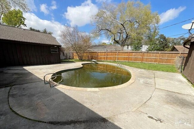 Building Photo - 443 Bayou View Dr