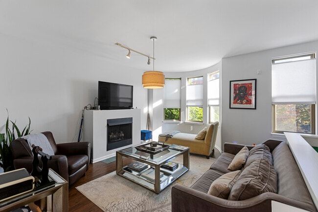 Primary Photo - 720 W Evergreen-1