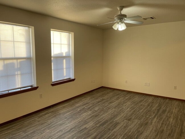Building Photo - 3 bed 1 bath all new inside, fenced yard, Blanchard Schools!