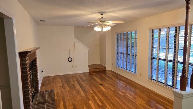 Building Photo - Beautiful Large home off of Mahan