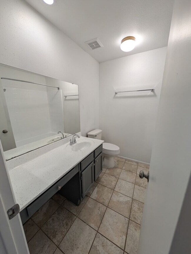 Building Photo - Sharp 3 Bedroom Home w/Pool in Glendale