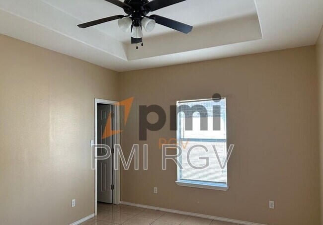 Building Photo - 2708 W Primrose Ave