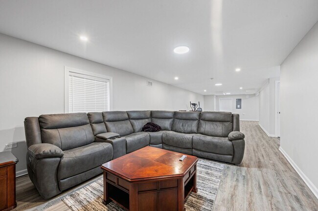 Building Photo - 126 Redmond Dr