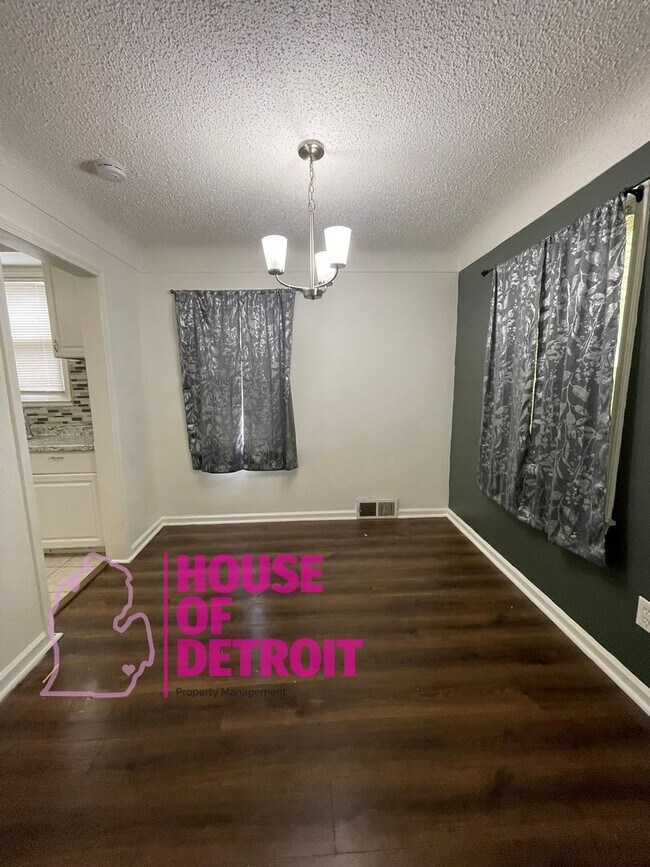 Building Photo - SUMMER SPECIAL~ 3 BEDROOM 1.5 BATH~ FREE P...