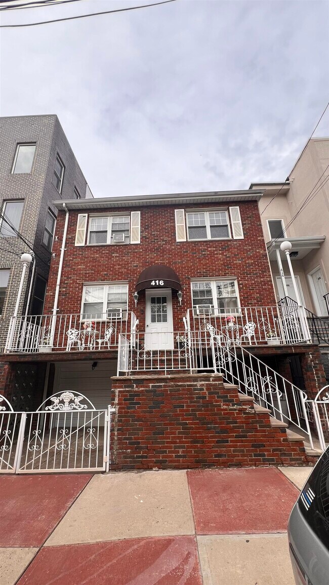 Building Photo - 416 6th St