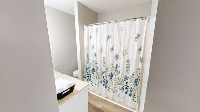 Building Photo - Updated 3/2 with Granite Counters and Stai...