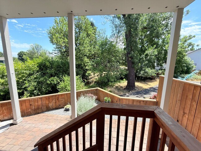 Building Photo - Elegant Townhome – 2 Primary Suites, balco...
