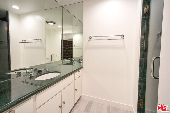 Building Photo - 2170 Century Pk E