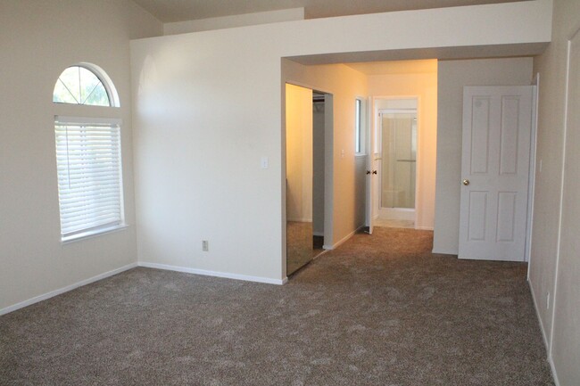Building Photo - Updated 4 Bedroom, 2 1/2 Bathroom Townhome...