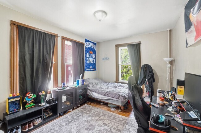 Building Photo - 5 Bedroom Clifton House Available Next to UC Campus
