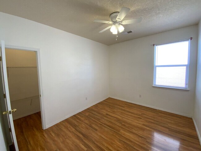 Building Photo - 3 Bedroom Single Story Home Available Near...