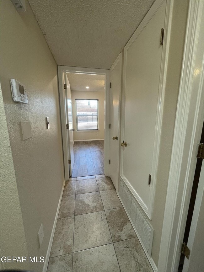 Building Photo - 5432 Thornridge Cir