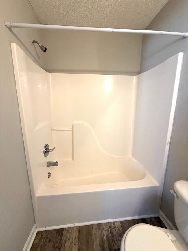 Building Photo - 2 bed 2 bath townhome