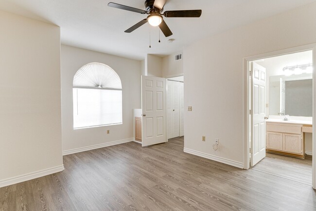 Building Photo - Spacious and Stylish Green Valley First-Floor Unit!!