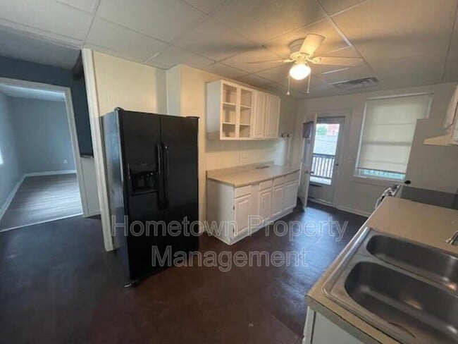 Building Photo - 406 N Front St