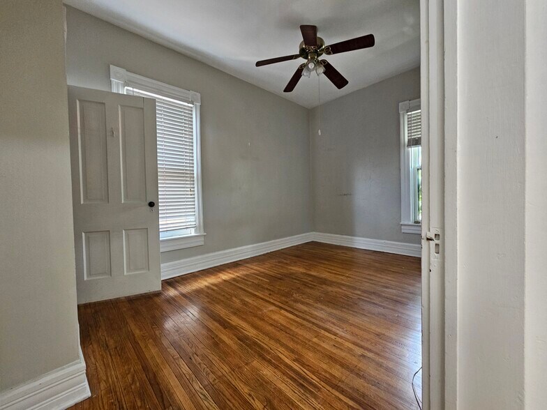 Secondary bedroom, Larger than typical normal bedrooms - 943 Highland St