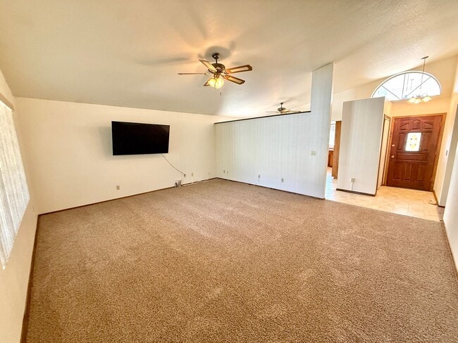 Building Photo - Spacious 3BR Cul-de-Sac Home with Bonus Room, New Carpet & Split Floor Plan!