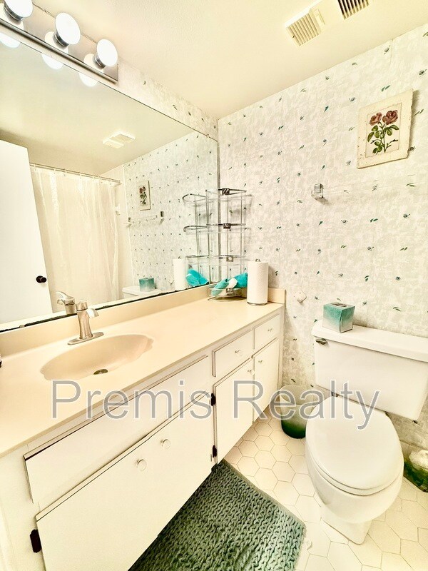 Building Photo - 2900 Cove Cay Dr