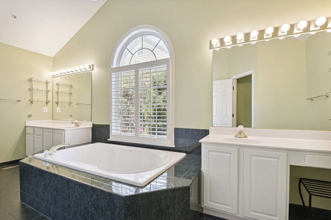 Building Photo - 557 Longhorn Crescent