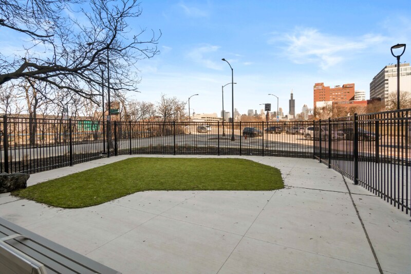 Building Photo - 599 S Damen Ave