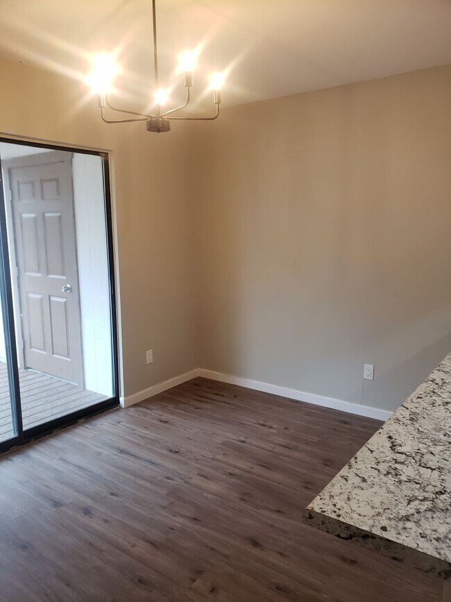 Building Photo - Renovated 2 bed / 1 bath with washer/dryer...