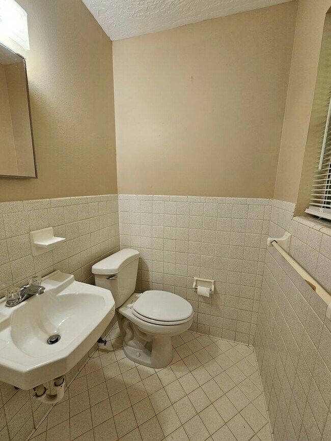 Building Photo - (3) Bed/(1.5) Bath in Core Norman Avail No...