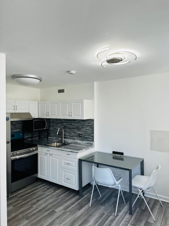 Building Photo - 6171 N Sheridan Rd