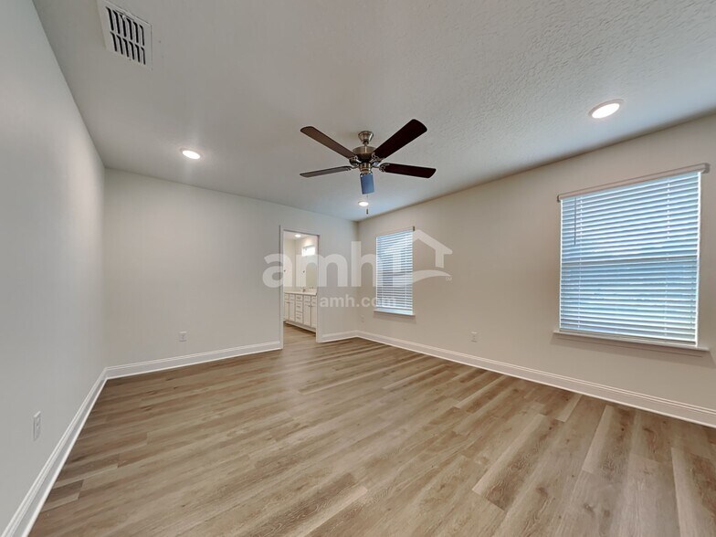 Building Photo - 11637 Hillside Dr