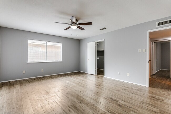 Building Photo - 7504 Portman Ave