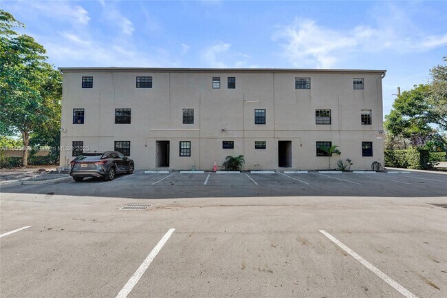 Building Photo - 815 NE 28th St