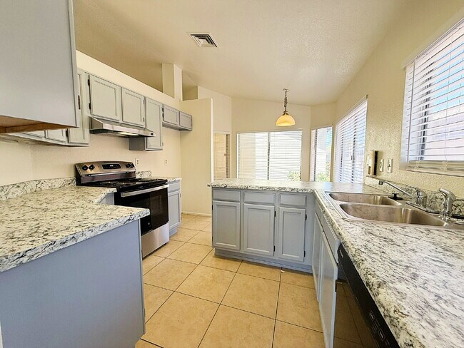 Building Photo - Golf Course Backyard! Updated 3-Bed Home i...