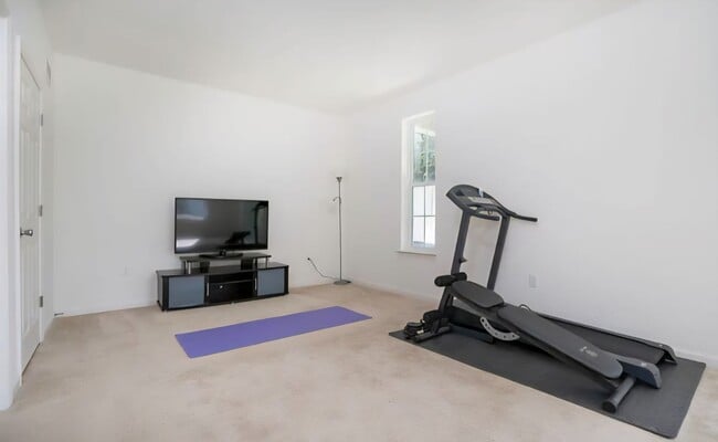 Building Photo - Spacious End-Unit Townhome for Rent in Mer...