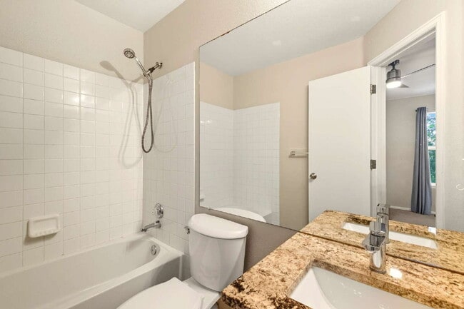 Building Photo - Beautiful Townhome in Aurora - Available Immediately!