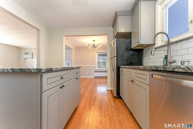 Building Photo - 233 Unionville Ave