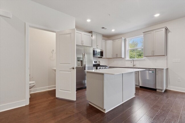 Building Photo - 3 Bedroom, 2.5 Bath Townhome in Steelpoint...