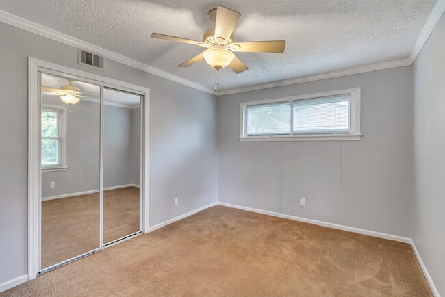 Building Photo - 319 Tanglewood Rd