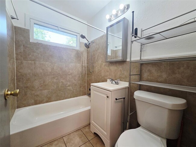 Building Photo - 3413 Willow Creek Dr