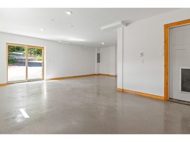 Building Photo - Beautiful Home on 10 Actre