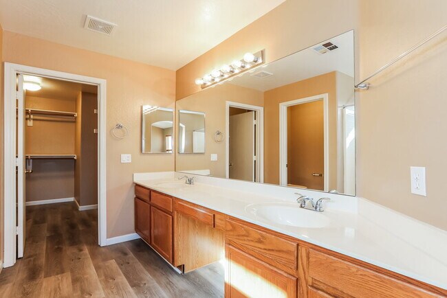 Building Photo - 1653 N 136th Ln